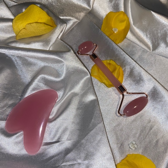 A rose quarts face roller PLUS a rose quarts gua shu 💗🤞🏼 - Picture 3 of 4